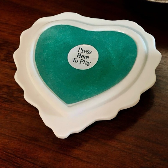 Vintage Signed Porcelain Trinket Music Box Heart Shape Victorian - Picture 6 of 6